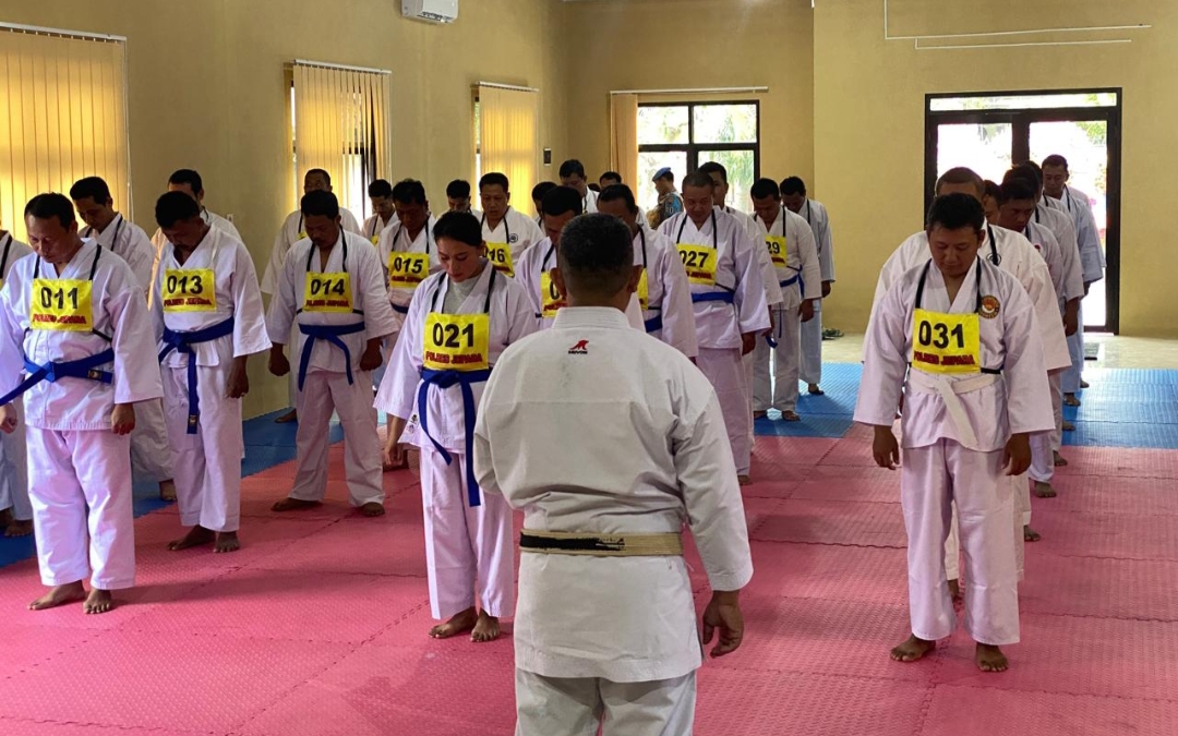 BERLATIH: Puluhan personel Polres Jepara peserta ujian kenaikan pangkat (UKP) mengikuti tes beladiri Polri di Aula Mapolres setempat pada Senin (20/1).