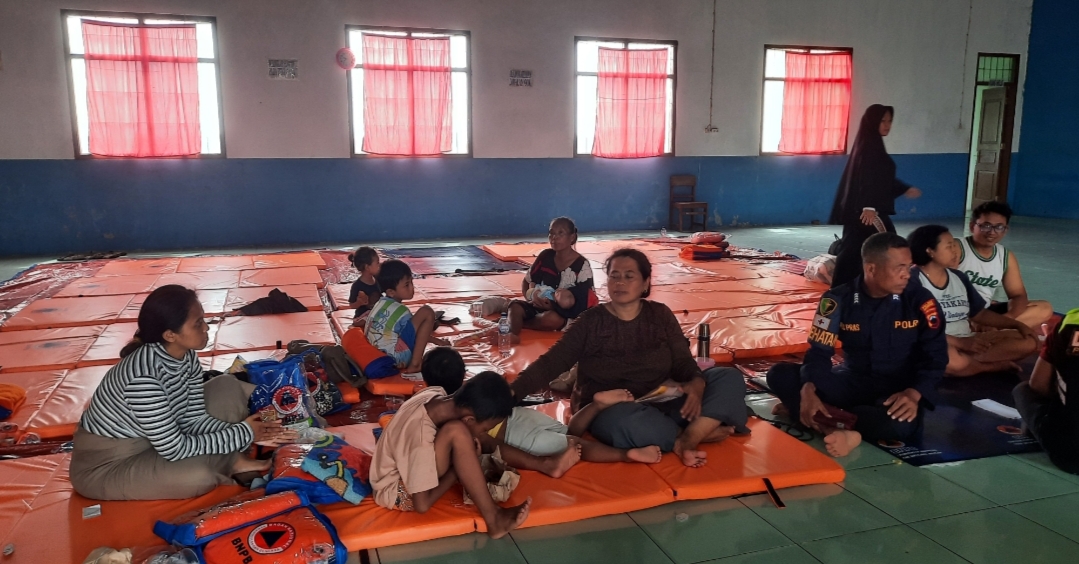 EVAKUASI: Sebanyak 44 warga Perumahan Permata Hijau, Desa Ngraji, Kecamatan Purwodadi, terpaksa dievakuasi akibat banjir besar yang melanda kawasan tersebut.