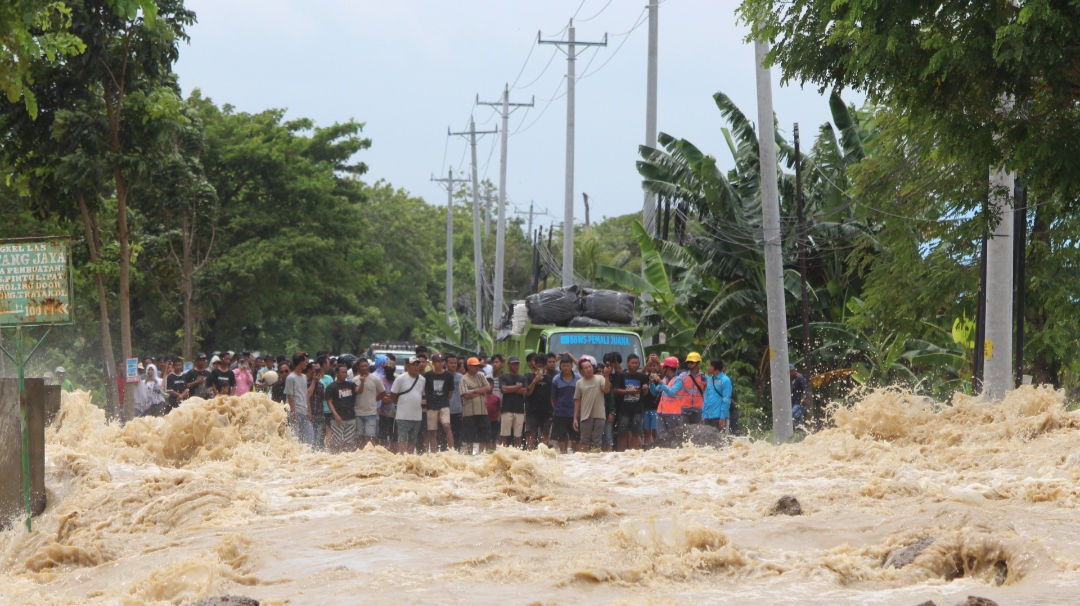 LUMPUH: Jalan Purwodadi-Semarang lumpuh usai Sungai Tuntang meluap pada Selasa (21/1).