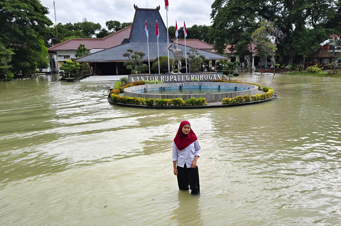 TIGA KALI: Pendopo Kabupaten Grobogan terendam banjir dan dijadikan wisata selvi bagi remaja.