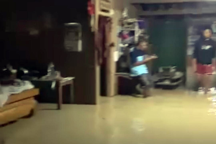 MASUK RUMAH: Warga Desa Monggot, Kecamatan Geyer terkena limpasan banjir bandang setelah hujan beberapa jam di wilayah.