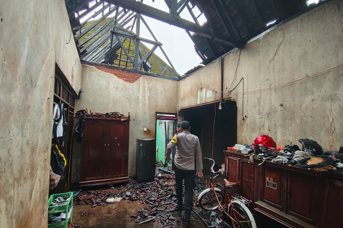 LUDES: Relawan mengecek kondisi rumah Agus Prasetyo, warga Desa Gemulung, Pecangaan yang terbakar, Selasa (21/1).