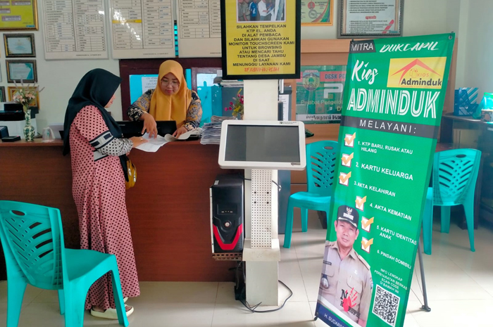 TANGGAP: Warga tengah mengurus administrasi kependudukan baru-baru ini.