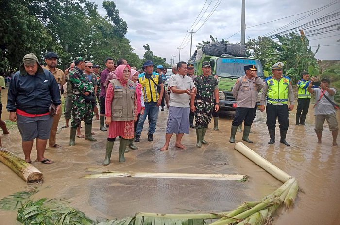 TINJAU LOKASI: Bupati Grobogan Sri Sumarni bersama forkopimda serta OPD terkait meninjau tanggul jebol di Desa Tinanding, Kecamatan Godong, kemarin.