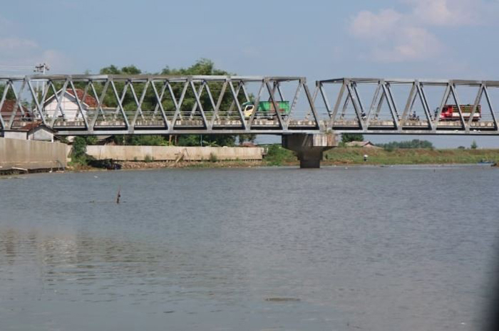 LEWAT: Kendaraan melintasi Jembatan Sampang area Sungai Juwana kemarin.