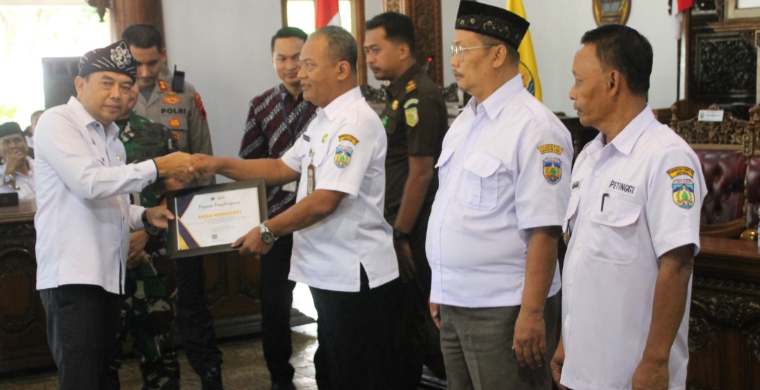 CAIR: Pj Bupati Jepara Edy Supriyanta menyerahkan penghargaan kepada salah satu desa berprestasi di Pendapa Kabupaten.