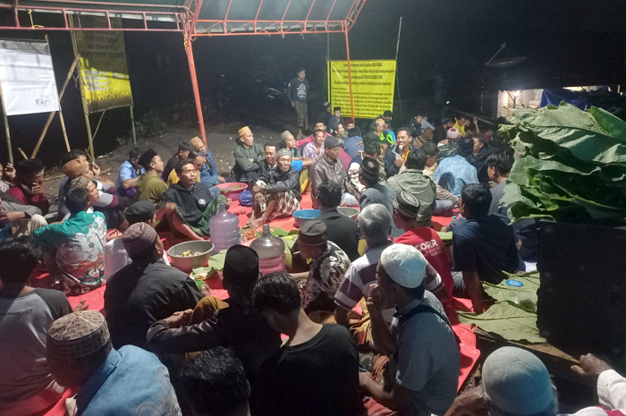 GUYUB: Warga Dukuh Pendem, Toplek dan Gapoktan Bina Marga Clering berdiskusi terkait dengan aktivitas tambang di kawasan tersebut Senin (20/1) malam.
