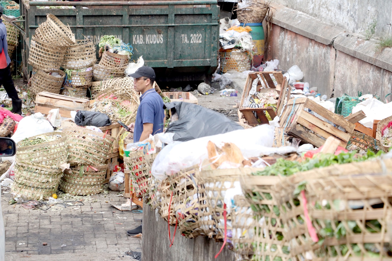 MENUMPUK: Kondisi sampah di Pasar Bitingan sudah mulai menumpuk. Ini timbul dari penutupan TPA Tanjungrejo karena overload.