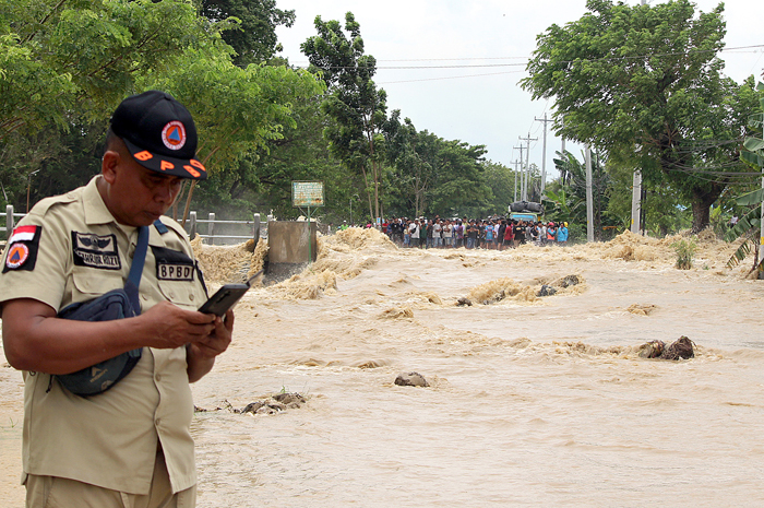DIALIHKAN: Kondisi Jalan Purwodadi &ndash; Semarang tepatnya di Desa Tinanding, Kecamatan Godong, putus atau tidak bisa dilewati karena jebolnya tanggul sungai Tuntang, kemarin.