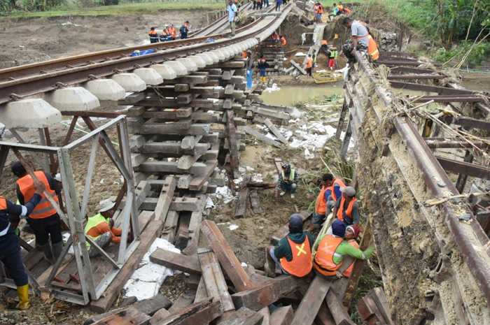 DIPERBAIKI: Petugas lapangan saat memperbaiki jalur rel kereta di Km 32+5/7 antara Stasiun Gubug-Stasiun Karangjati, Grobogan.