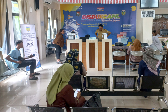 RELATIF SEPI: Suasana pelayanan di Kantor Disdukcapil Jepara tampak lengang Senin (20/1).