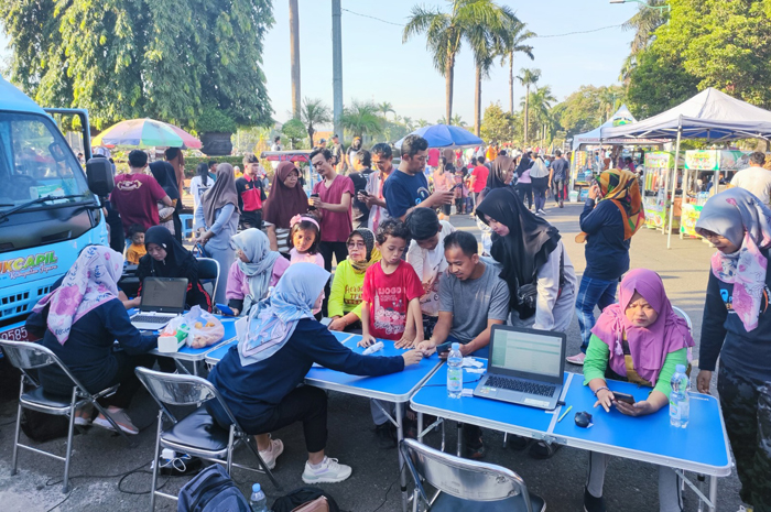 ANTUSIAS: Para warga turut berpartisipasi dalam aktivitas identitas kependudukan digital baru-baru ini.
