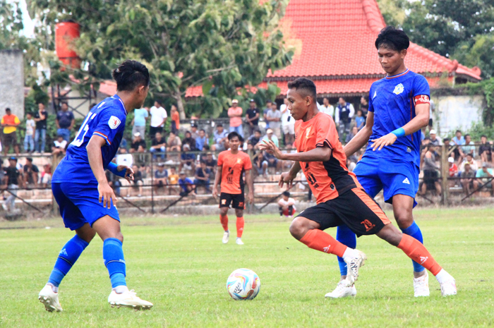 LARI: Pemain PSIR sedang berlaga saat pertandingan kandang di Stadion Krida Rembang beberapa waktu lalu.