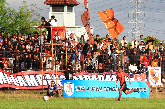 KOMPAK: Suporter PSIR memberikan dukungan saat pertandingan di Stadion Krida beberapa&nbsp;waktu&nbsp;lalu.