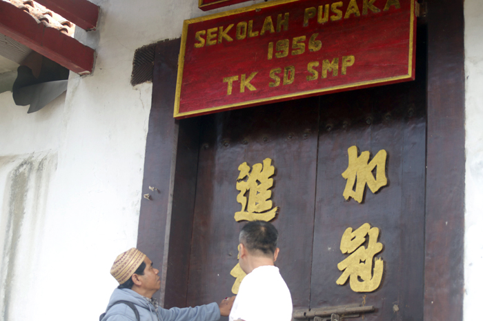 SAKSI SEJARAH: Warga melihat kondisi bangunan bekas Sekolah Pusaka milik Yayasan Kelenteng Welahan yang telah berdiri sejak 1912.