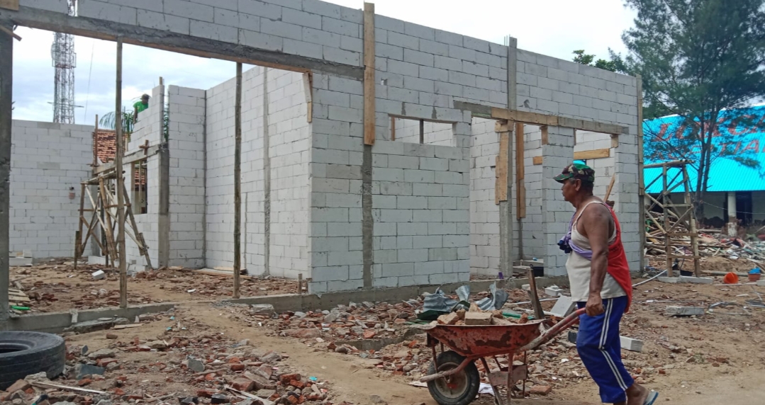 ANGKUT MATERIAL: Pekerja bangunan di proyek dapur sehat program Makan Bergizi Gratis (MBG) mengangkut material bangunan.