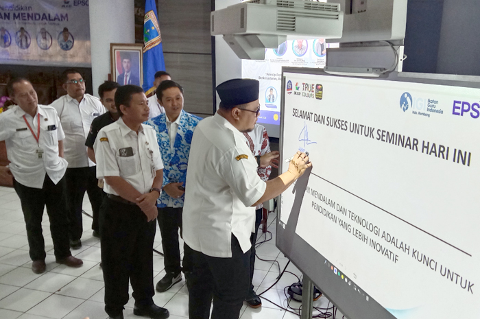 PEDULI PENDIDIKAN: Wakil Bupati Rembang Muhammad Hanies Cholil Barro membubuhkan tanda tangan pada seminar pembelajaran mendalam yang diselenggarakan oleh IGI Rembang kemarin.