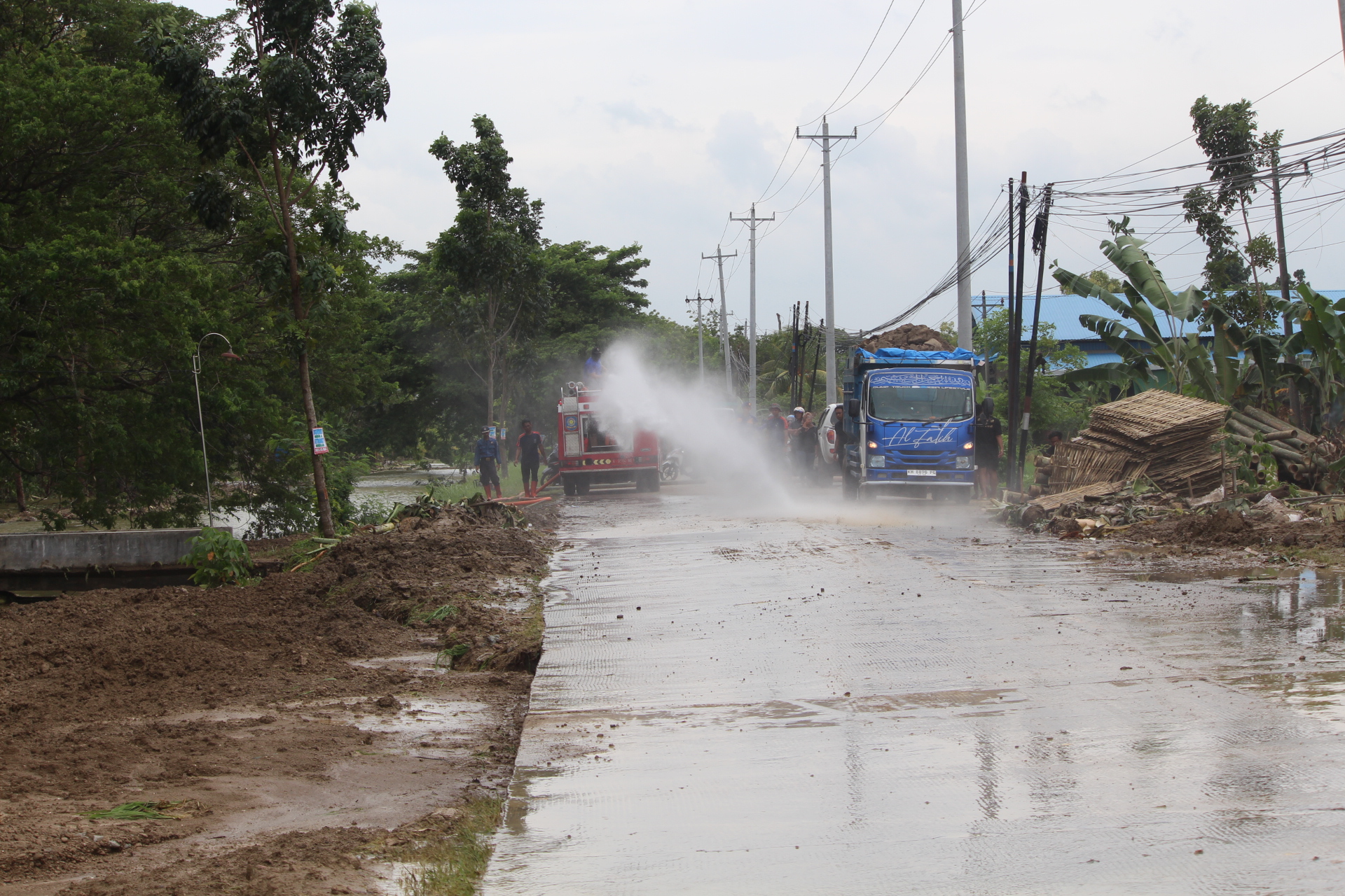BUKA TUTUP: Jalan Purwodadi &ndash; Semarang sudah dibuka lagi untuk kendaraan roda dua dan mobil kecil setelah tanggul Melati di Desa Tinanding, Kecamatan Godong jebol dengan sistem buka tutup.