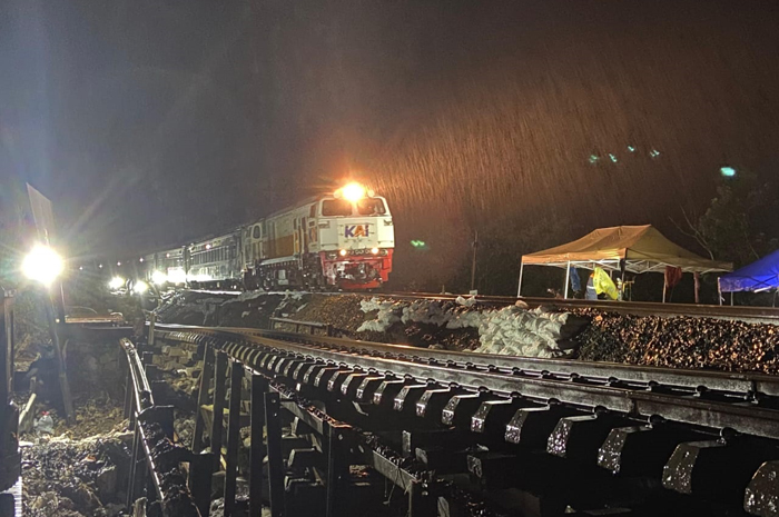 DARURAT: Jalur hulu antara Stasiun Gubug-Karangjati yang sempat tergerus banjir kini mulai bisa dilalui pada Jumat (24/1) pukul 03.50.