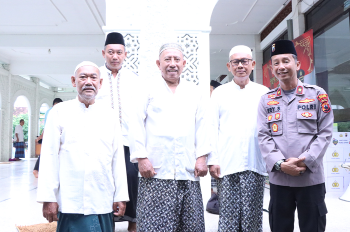 Wakapolres Jepara Kompol Edy Sutrisno mewakili Kapolres Jepara AKBP Erick Budi Santoso berfoto dengan warga&nbsp;saat Jumat Curhat di Masjid Baiturrahman Desa Jambu, Jepara, Jumat (24/1)