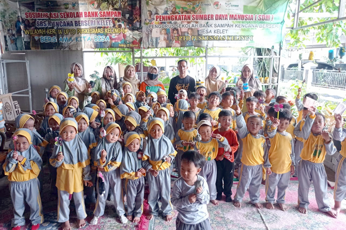 ANTUSIAS: Edukasi mengenai sampah oleh Bank Sampah Kencana Berseri Desa Kelet baru-baru ini.