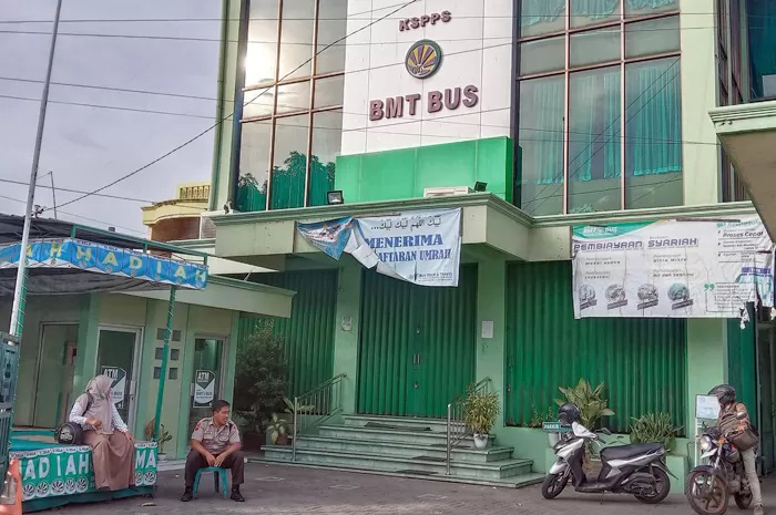 RAMPUNG PELAYANAN: Para pegawai BMT BUS Lasem berada di halaman saat jam pulang beberapa waktu lalu.