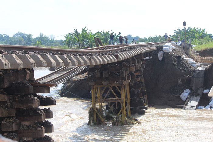JEBOL LAGI; Tanggul rel KAI tepatnya di Desa Papanrejo, Kecamatan Gubug jebol kembali terkena banjir pada Jumat malam (24/1) setelah sehari sebelumnya tertutup dan bisa dilintasi kembali.