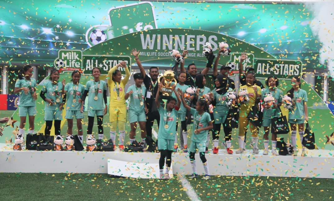 CETAK SEJARAH: President Director Djarum Foundatioan Victor Hartono (kiri) menyerahkan tropi MLSC All Stras kepada tim All Stars Kudus.