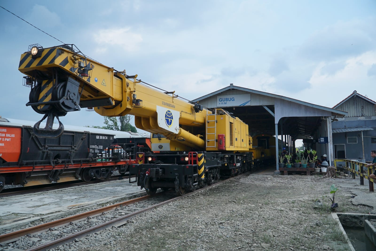 DARURAT: Sejumlah alat berat dikerahkan di lokasi Stasiun Gubug untuk atasi gogosan di jalur rel KM 32+-4/5 Desa Papanrejo, Kecamatan Gubug, Grobogan.