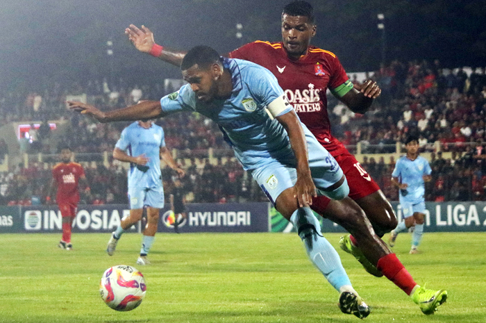 IMBANG: Kapten Persijap Rosalvo Candido berduel dengan Kapten Persela Hasim Kipuw saat kedua tim bertanding di Stadion GBK Jepara Senin (27/1).