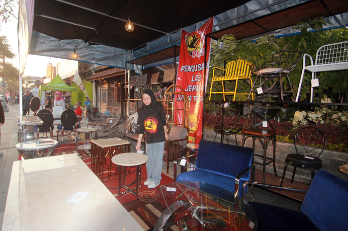 JADI OPSI: Pengunjung mengamati sejumlah produk furniture yang dipajang oleh salah satu stand pameran mebel di Jalan Pemuda Kota Jepara akhir tahun lalu.