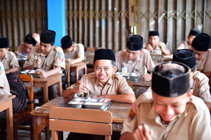 DIMULAI PEKAN DEPAN: Siswa salah satu sekolah di Kecamatan Tahunan menyantap makanan dalam ujicoba MBG yang dilakukan akhir pekan lalu.