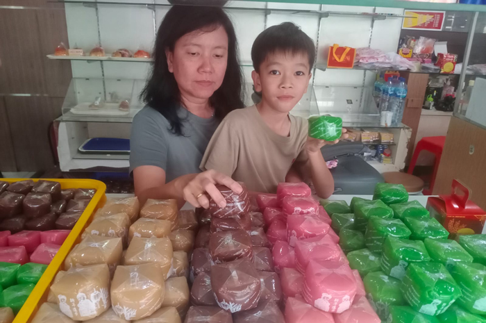 RAMAIKAN IMLEK: Berbagai varian rasa dan kemasan kue keranjang yang dijajakan di etalase toko di Kelurahan Panjunan, Kecamatan Kota, Kudus, kemarin.
