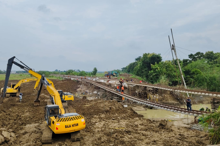 GERAK CEPAT: Belasan alat berat sedang bekerja membuat tanggul rel KAI yang jebol, agar bisa menghadang air dari Sungai Tuntang tidak meluap lagi.