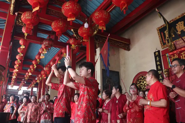 SEMBAHYANG BERSAMA: Umat Tri Dharma sembahyang saat perayaan Cap Go Meh di Kelenteng Hoek Hien Bio Kudus, Minggu (25/2).