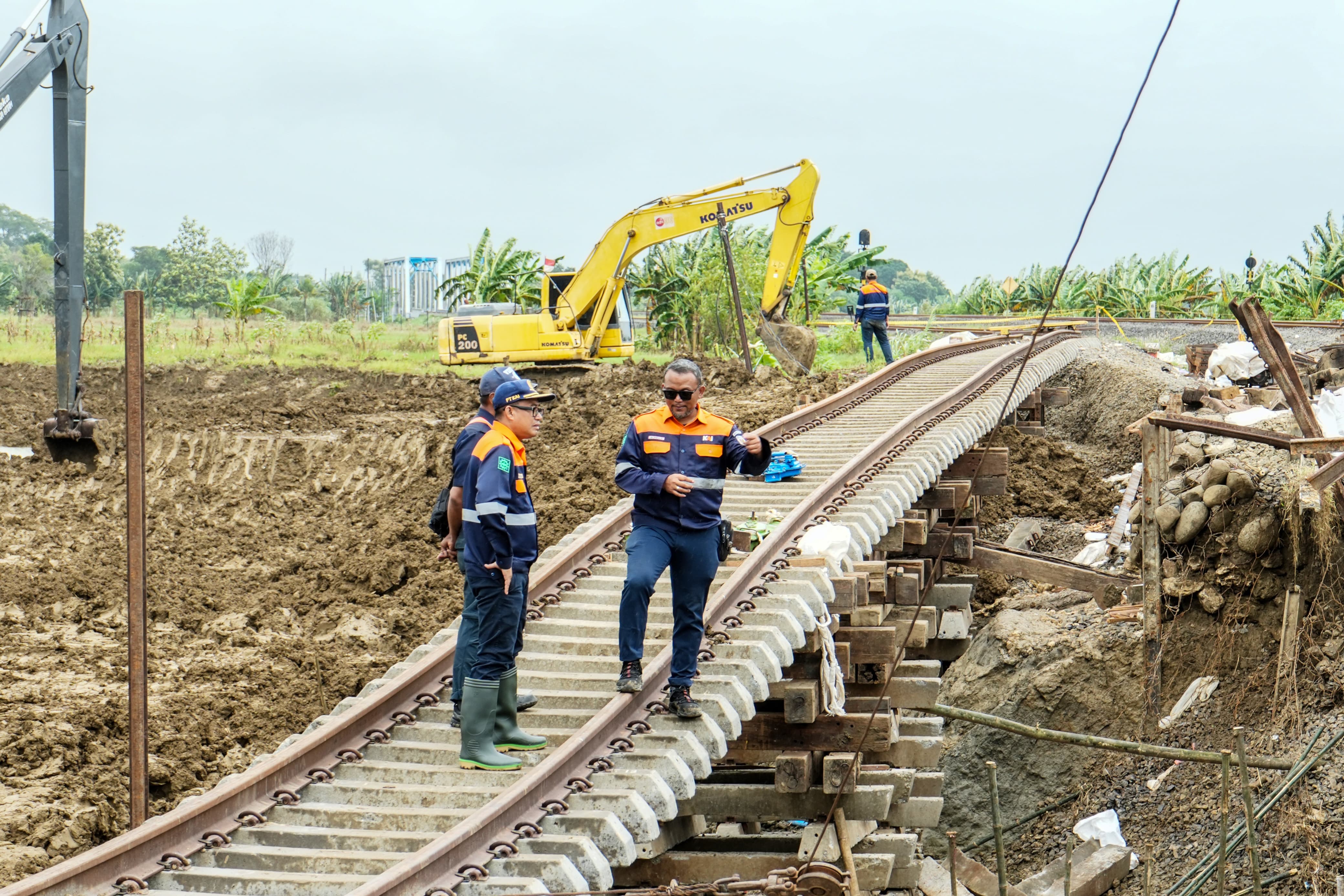 DIKEBUT: Petugas PT KAI Daop 4 Semarang saat mengebut penanganan darurat jalur KA di Desa Papanrejo, Kecamatan Gubug.