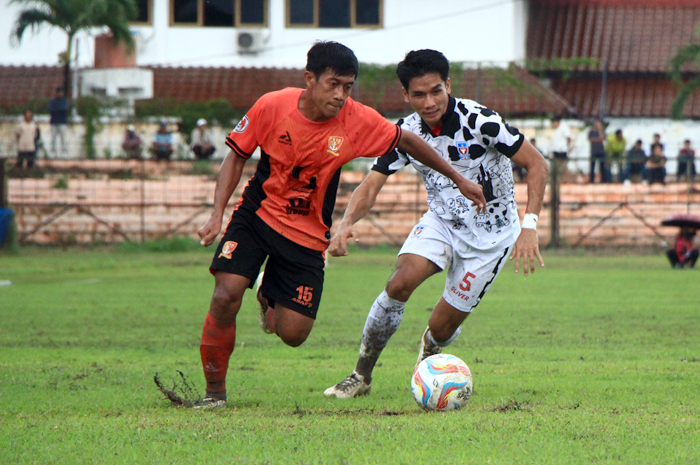 DIKAWAL KETAT: Pemain PSIR Rembang Zaenal Cheng dikawal ketat pemain belakang Persebi Boyolali di Stadion Krida Rembang kemarin.