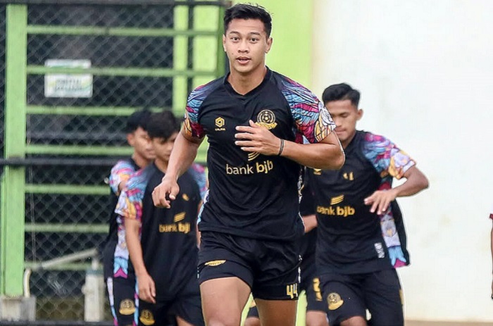 Lari: Bek tengah Persipa M. Sabillah sedang melakukan pemanasan jelang laga lawan Rans Nusantara FC
