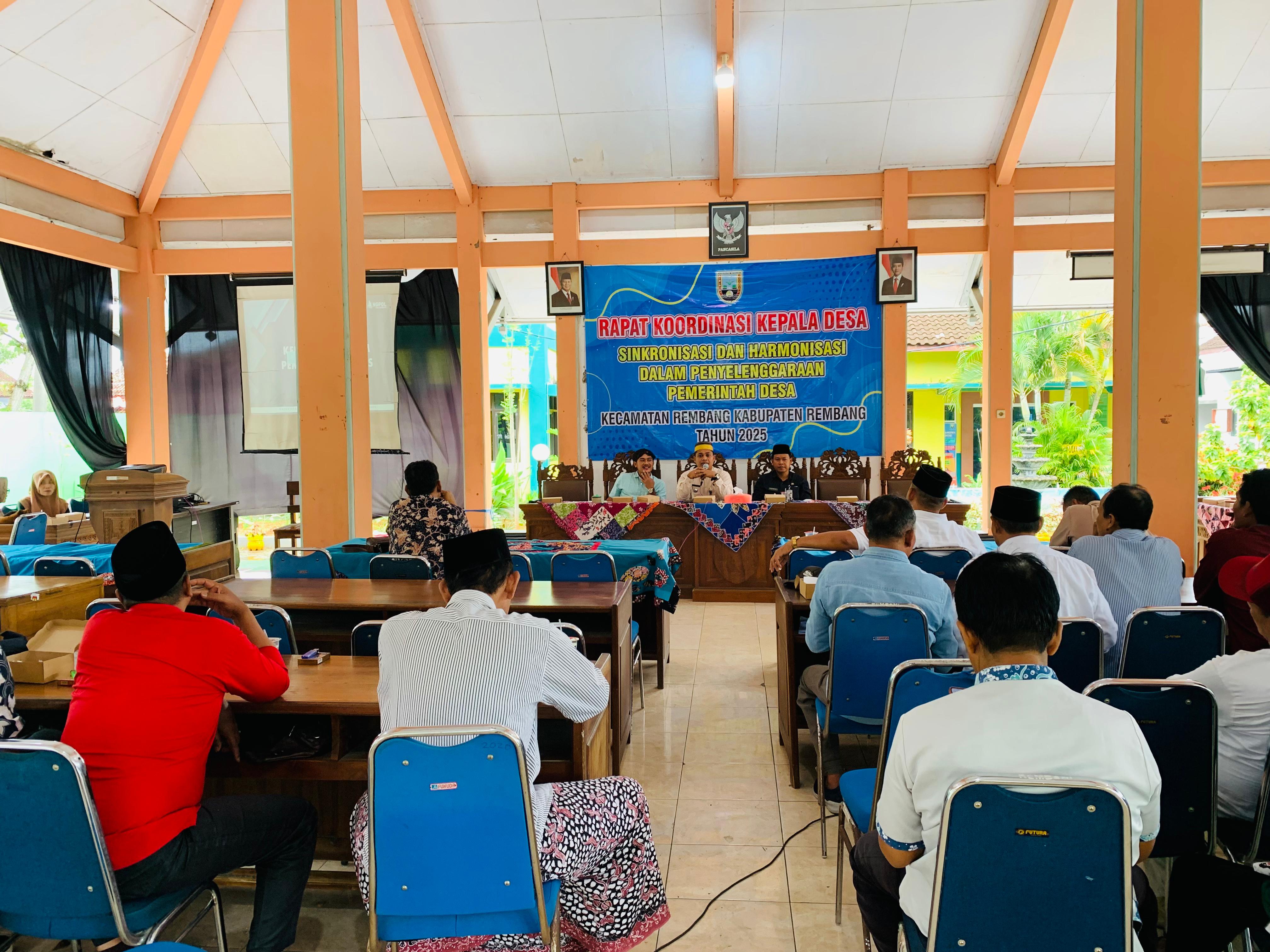 DIBERI ARAHAN: Camat Rembang, Abdur Rouf saat memberikan arahan kades se-Kecamatan Rembang kemarin.