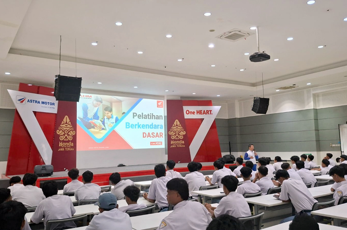 para Siswa SMK NU 01 Kendal diberikan Sosialisasi Safety Riding