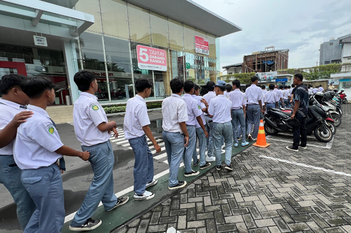 Simulasi para Siswa SMK NU 01 Kendal menggunakan jalur hijau untuk berjalan