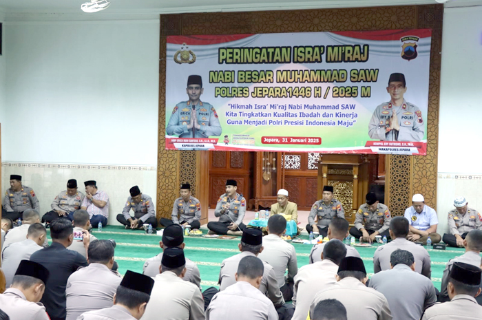 KETELADANAN: Kapolres Jepara AKBP Erick Budi Santoso beserta jajaran menghadiri acara&nbsp;Isra Mikraj&nbsp;di Masjid Jami
