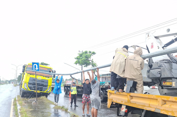 NABRAK: Kepolisian mengevakuasi truk tronton nyungsep di JLS Margorejo, Jumat (31/1).