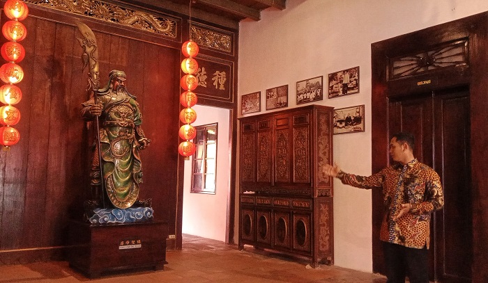 IKONIK: Ahmad Niam, Pramuwisata di Rumah Merah Heritage menunjukkan salah satu ruangan yang ada di Rumah Merah.(VACHRI RINALDY L/RADAR KUDUS)