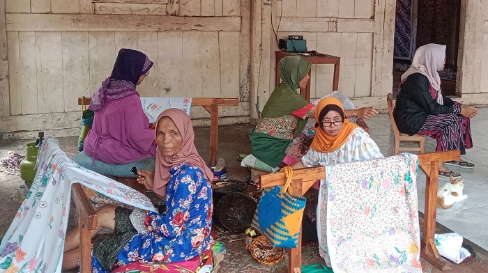 TELITI: Ibu-ibu sedang membuat batik di rumah pengrajin batik, kompleks Rumah Merah.(VACHRI RINALDY L/RADAR KUDUS)