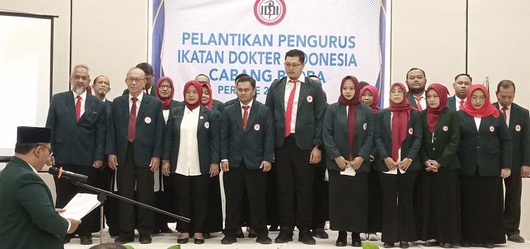 SELAMAT: Pengurus Ikatan Dokter Indonesia (IDI) Cabang Kabupaten Blora periode 2024-2027 yang baru saja dilantik. (EKO SANTOSO/RADAR KUDUS)