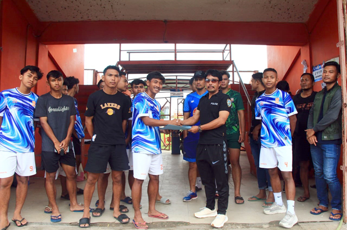 HAK PEMAIN: Manajer PSIR Rembang Siswanto menyerahkan gaji dan bonus pemain selepas Latihan, Minggu (2/2).