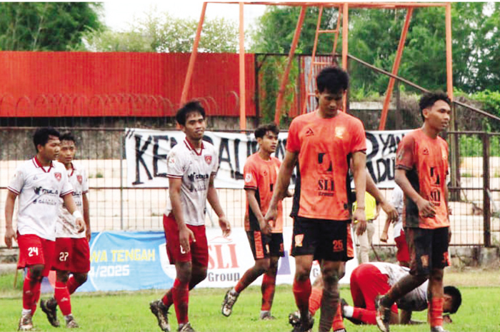 PASRAH: Para Pemain PSIR tampak lesu setelah ditekuk 1-2 oleh Persipur Purwodadi di Stadion Krida Rembang, Minggu (2/2).