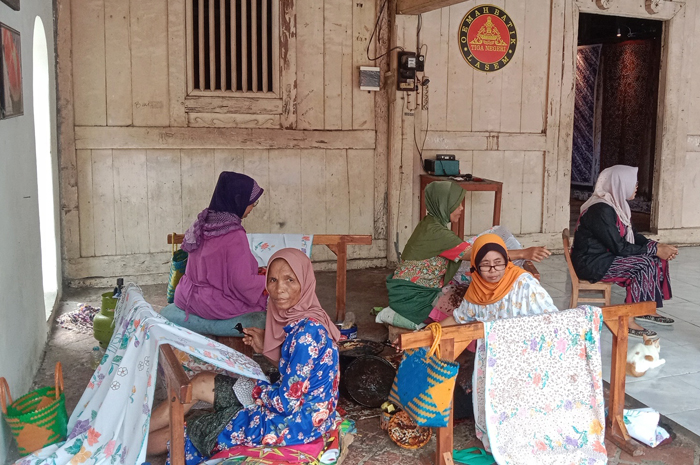 TELITI: Ibu-ibu sedang membuat batik di rumah pengrajin batik, kompleks Rumah Merah.