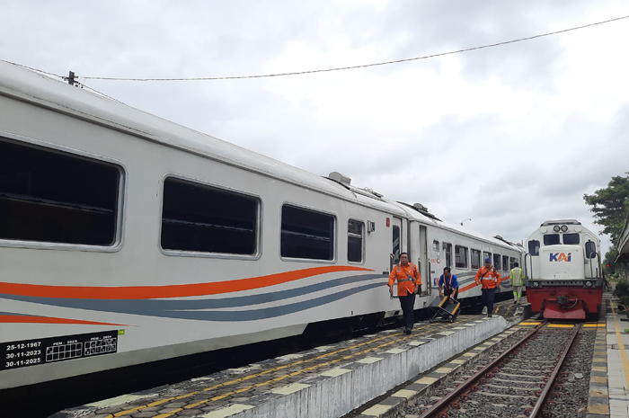 BEROPERASI: Kereta api (KA) Sancaka Utara saat berhenti di Stasiun Gambringan, Kecamatan Toroh, Grobogan.